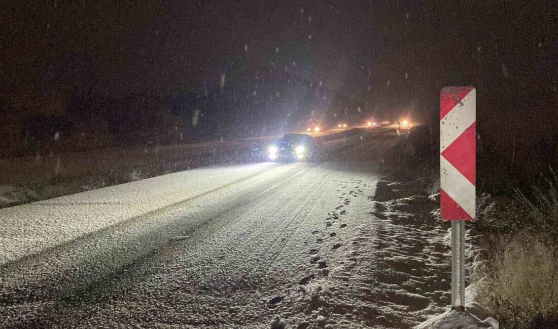 Burdur’da akşam saatlerinde başlayan kar yağışı, şehir merkezi ve birçok