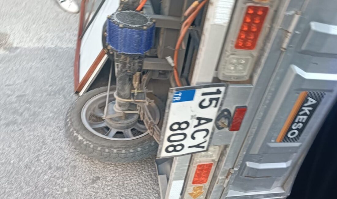 Burdur’da meydana gelen trafik kazasında, bir kavşakta minibüs ile üç