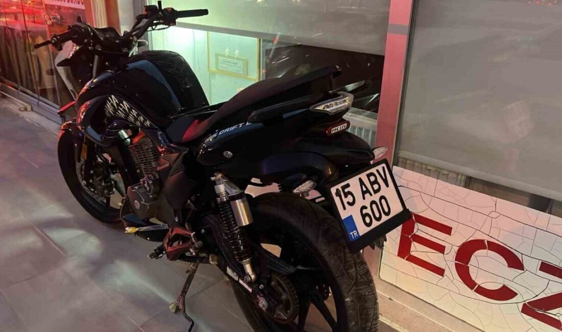 Burdur’da meydana gelen trafik kazasında, park halindeki bir otomobile çarpan
