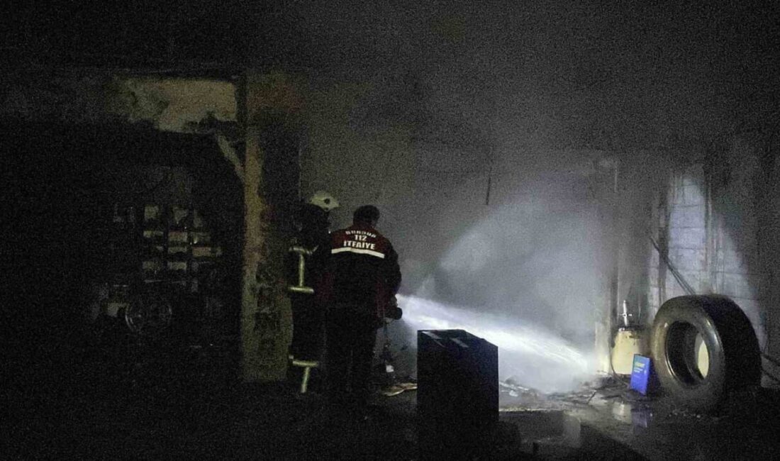Burdur ilinde bir oto yıkama tesisisinde çıkan yangın, itfaiye ekipleri