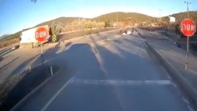 Altınyayla ilçesinde meydana gelen trafik kazasında otomobil ile kamyonun kavşakta