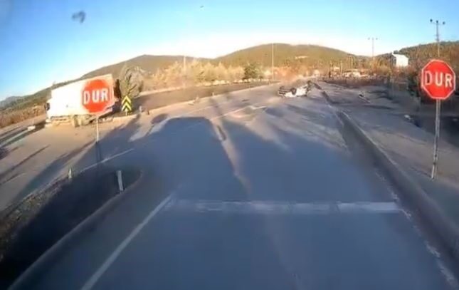 Altınyayla ilçesinde meydana gelen trafik kazasında otomobil ile kamyonun kavşakta