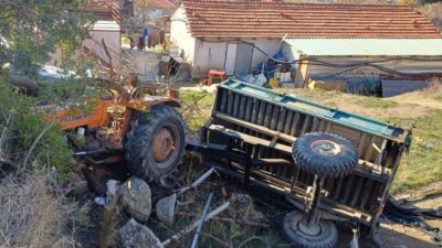 Çeltikçi ilçesinde, park halindeki bir otomobil ile traktörün çarpışması sonucu