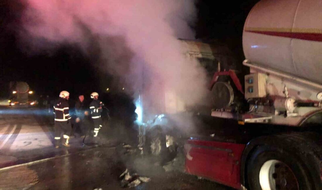 Burdur’da bir tırda çıkan yangın, itfaiye ekipleri tarafından kontrol altına