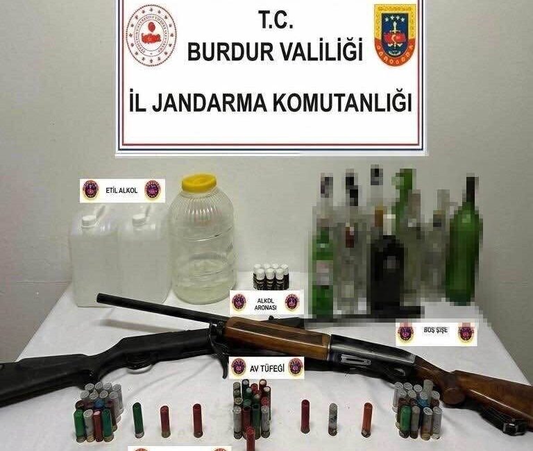 Burdur’da jandarma ekipleri, yılbaşı önlemleri kapsamında gerçekleştirdikleri operasyonlarda kaçak içki