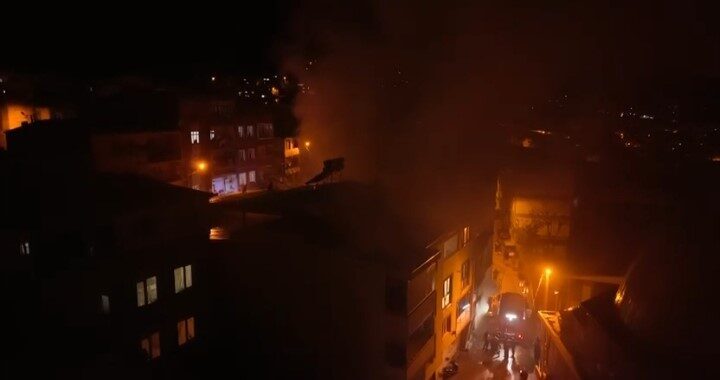 Bursa’da, Yıldırım ilçesinde bulunan bir apartmanın zemin katındaki depoda araç