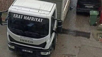 Bir kamyon sürücüsü, Bursa’da bir sokak arasında dönüş yapamayınca manevra