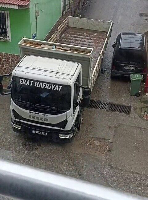 Bir kamyon sürücüsü, Bursa’da bir sokak arasında dönüş yapamayınca manevra