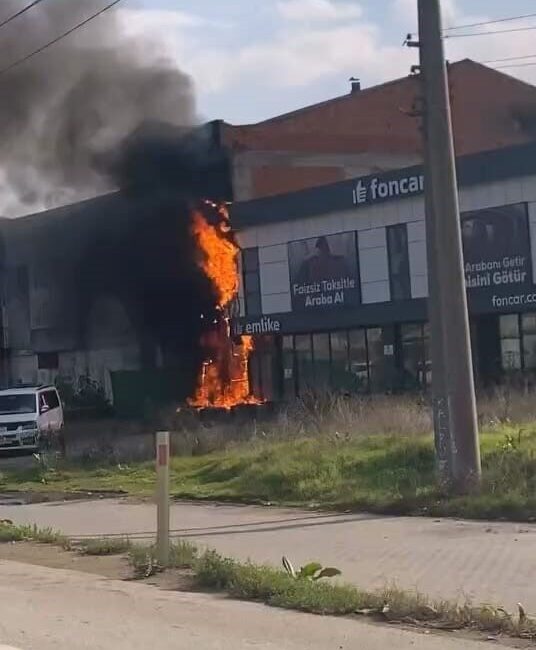 Bursa’nın İnegöl ilçesinde bir elektrik panosundan çıkan yangın, çevredeki işyerlerine