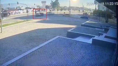 Bursa’da bir trafik kazası meydana geldi; kırmızı ışık ihlali yapan