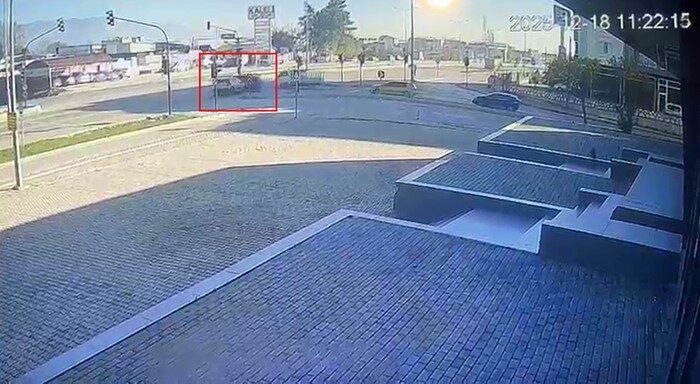 Bursa’da bir trafik kazası meydana geldi; kırmızı ışık ihlali yapan