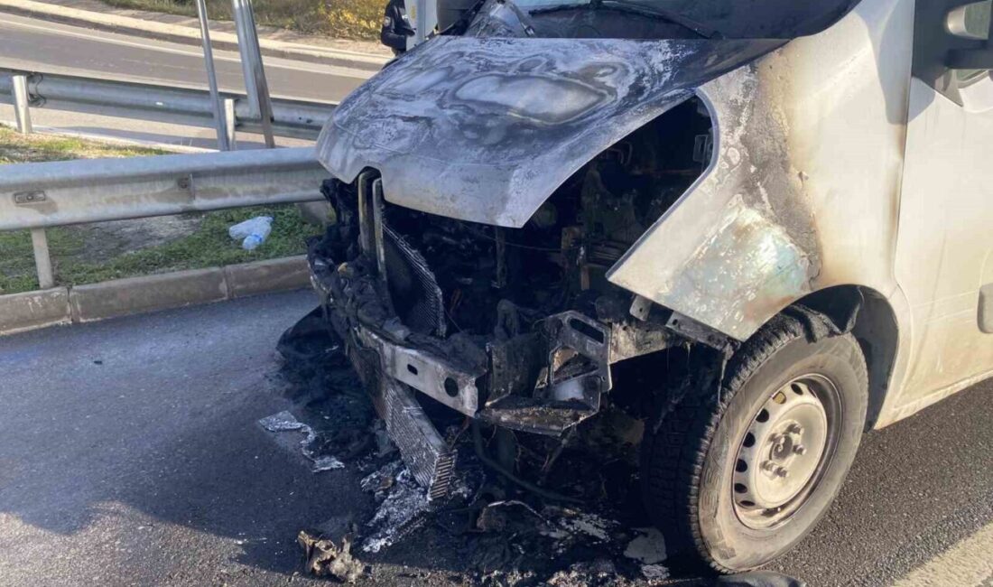 Bursa’nın Mudanya ilçesinde bir minibüs, yük taşırken motor kısmından alev