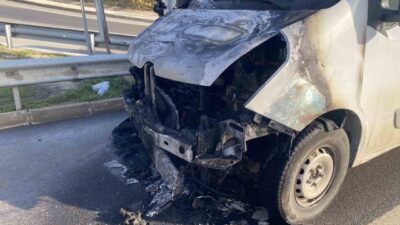 Bursa’nın Mudanya ilçesinde bir minibüs, yük taşırken motor kısmından alev