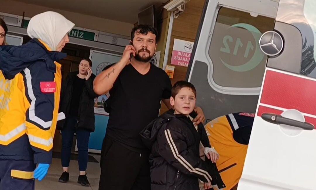 Bursa’nın İnegöl ilçesinde, bir çocuğun parmağı kopma noktasına geldı, çünkü