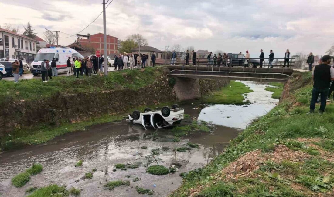 Bursa’nın İnegöl ilçesinde, bir otomobil kontrolden çıkarak dere yatağına uçtu
