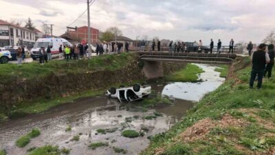 Bursa’nın İnegöl ilçesinde, bir otomobil kontrolden çıkarak dere yatağına uçtu