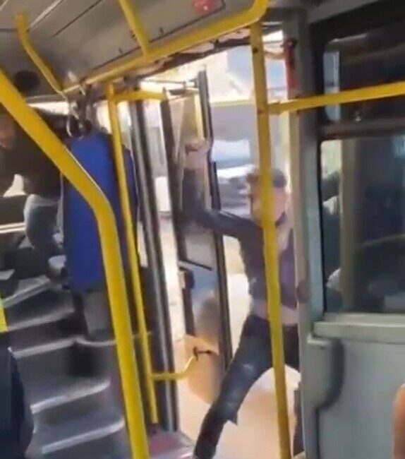Nilüfer ilçesindeki bir otobüste başlayan tartışma, çabucak kavgaya dönüştü ve