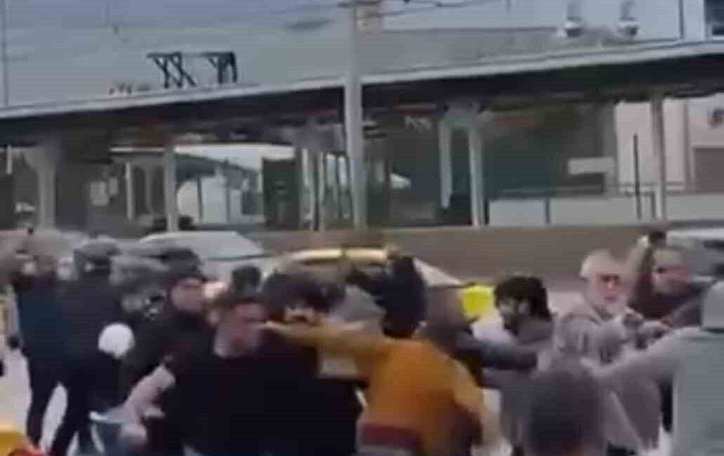 Bursa’da, aralarında anlaşmazlık olan iki grup, Emek Mahallesi’nde caddede karşı