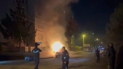Bursa’nın Nilüfer ilçesinde seyir halindeki bir araçta yangın çıktı. Otomobilde