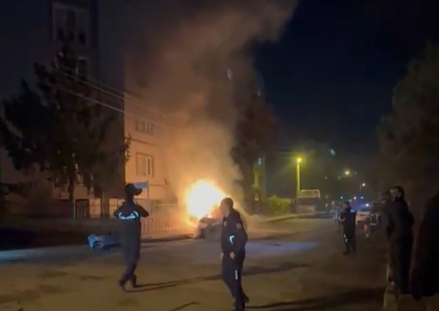 Bursa’nın Nilüfer ilçesinde seyir halindeki bir araçta yangın çıktı. Otomobilde