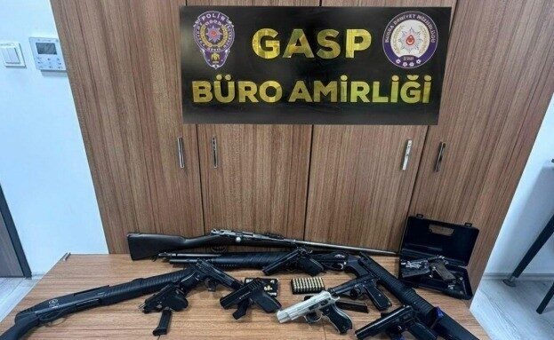 Bursa’da düzenlenen operasyonlarda, 5 adet ruhsatsız tabanca ile 4 adet