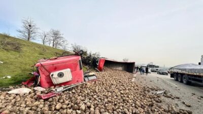Bursa’da bir tırın iki araca çarptığı trafik kazasında, 43 yaşındaki