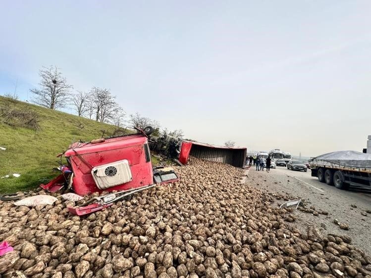 Bursa’da bir tırın iki araca çarptığı trafik kazasında, 43 yaşındaki