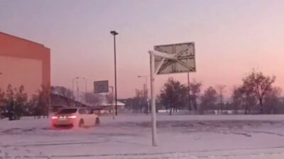 Dicle Üniversitesi kampüsünde bir kişi, kar yağışının ardından oluşan buz