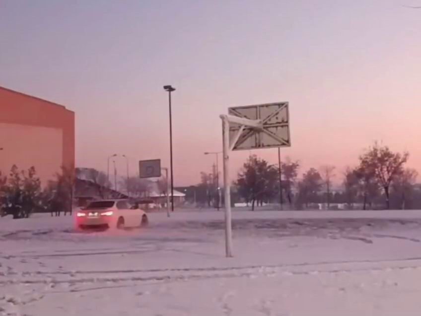 Dicle Üniversitesi kampüsünde bir kişi, kar yağışının ardından oluşan buz