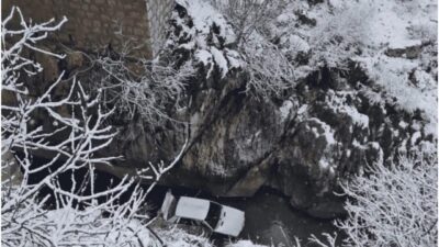 Çermik ilçesinde meydana gelen bir olayda, buzlanma sebebiyle bir otomobilin