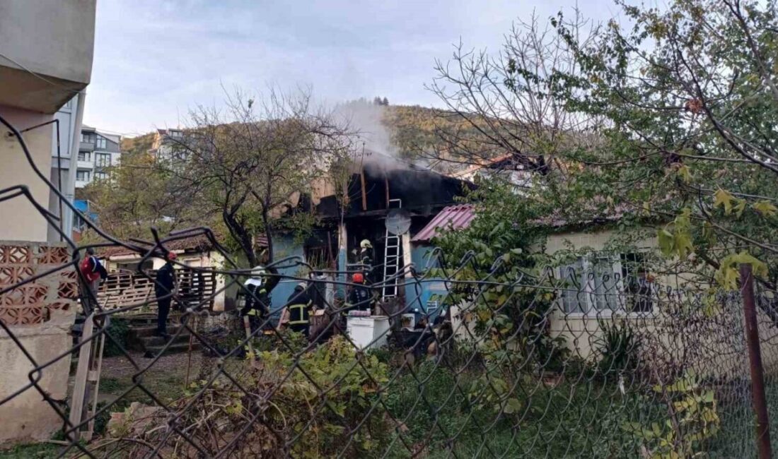 Derince ilçesinde, yaşlı bir kadın çakmağı doldururken alevler arasında kaldı.