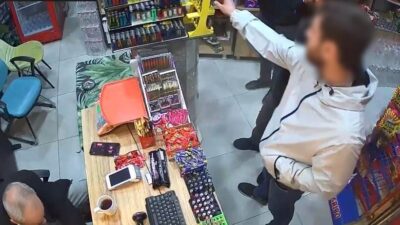 Elazığ şehrindeki bir markette çakmak çalan bir kişi, güvenlik kamerası