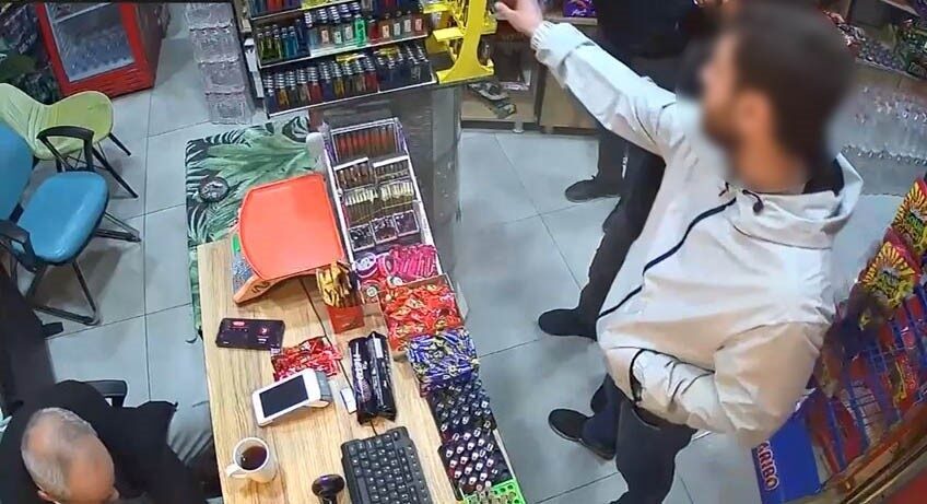 Elazığ şehrindeki bir markette çakmak çalan bir kişi, güvenlik kamerası