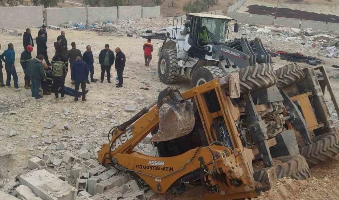 Gaziantep’in Nizip ilçesinde yol yapım çalışması sırasında kepçenin devrilmesi sonucu
