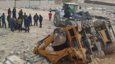 Gaziantep’in Nizip ilçesinde yol yapım çalışması sırasında kepçenin devrilmesi sonucu