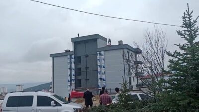 Bilecik’te, depremzedeler için inşa edilen bir binada çalışan bir işçi,