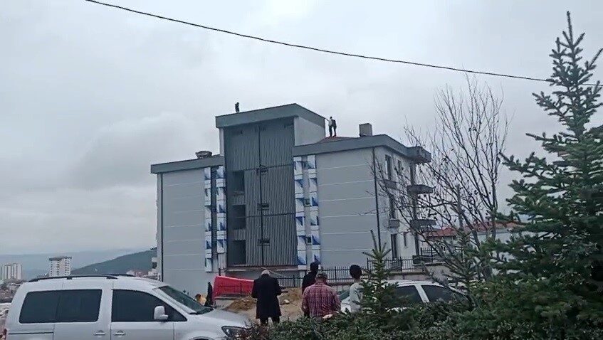 Bilecik’te, depremzedeler için inşa edilen bir binada çalışan bir işçi,