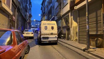 İstanbul’un Bayrampaşa ilçesinde, cam silerken dengesini kaybeden ve 3. kattan