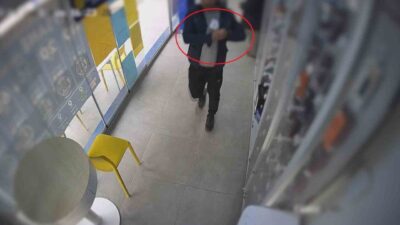 Hatay’ın Kırıkhan ilçesinde, bir iş yerine hızlıca girip camekandaki cep