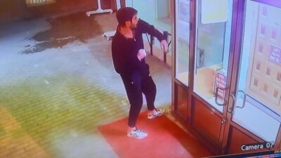 Eskişehir kentinde, bir caminin camlarına yumruk atan şahsın güvenlik kamerası