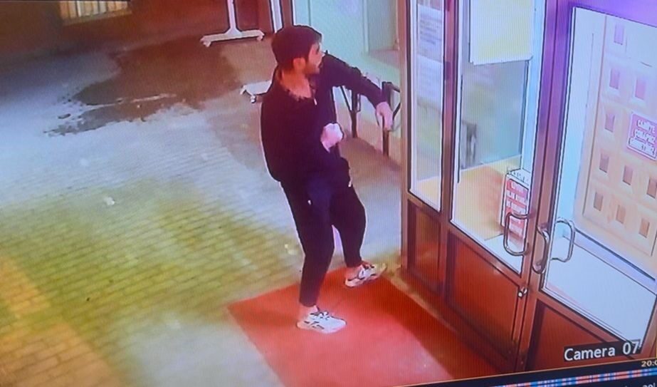 Eskişehir kentinde, bir caminin camlarına yumruk atan şahsın güvenlik kamerası