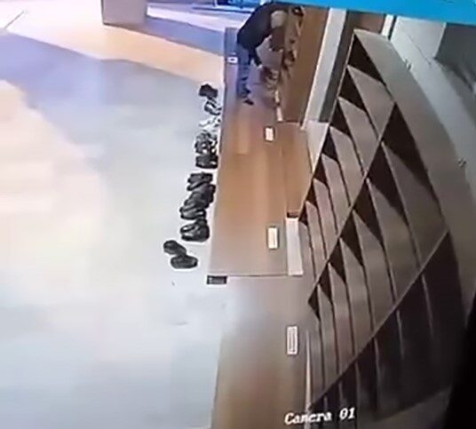 Elazığ’da bir camide meydana gelen ayakkabı hırsızlığı olayında, şüpheli güvenlik