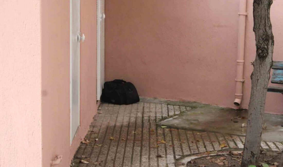 Efeler ilçesindeki bir cami avlusuna terk edilen şüpheli çanta, polis