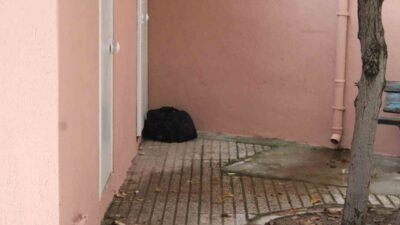 Efeler ilçesindeki bir cami avlusuna terk edilen şüpheli çanta, polis