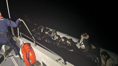 Ayvacık ilçesi açıklarında Sahil Güvenlik Komutanlığı ekipleri tarafından bir lastik