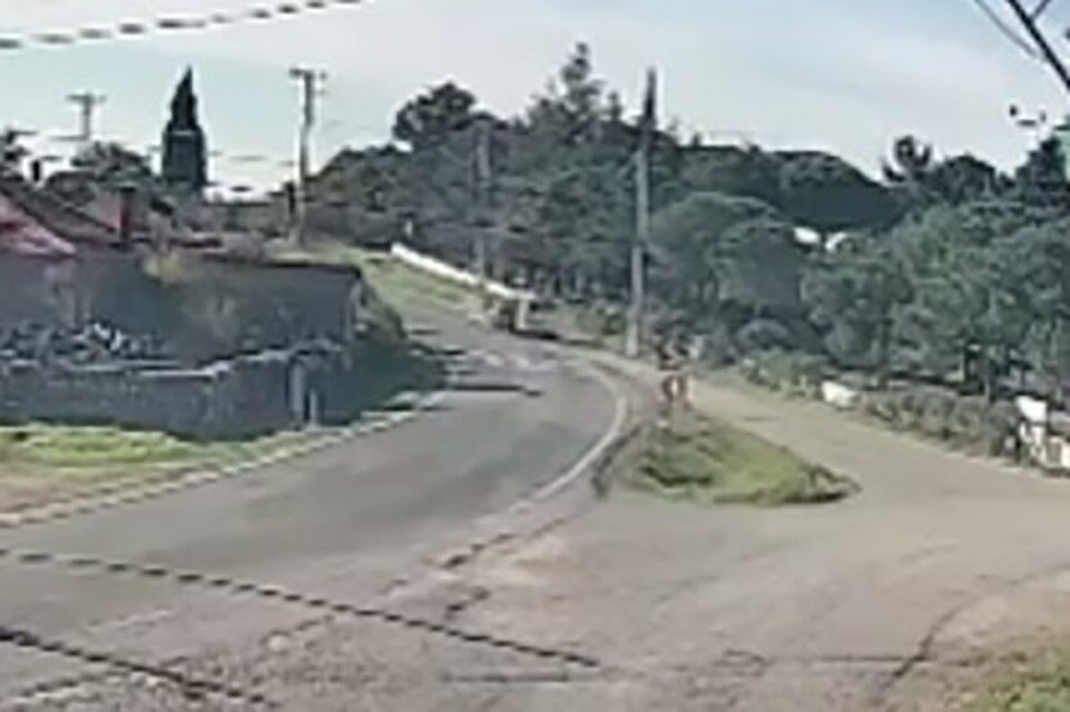 Çanakkale’nin Ayvacık ilçesinde meydana gelen trafik kazasında iki aracın çarpışma