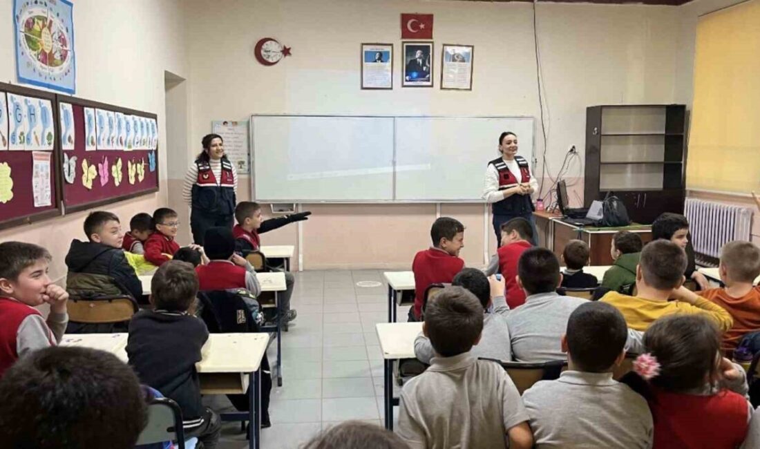 Çanakkale’de, jandarma ekipleri tarafından ‘Kişisel Güvenlik ve Suçtan Korunma Yöntemleri’,