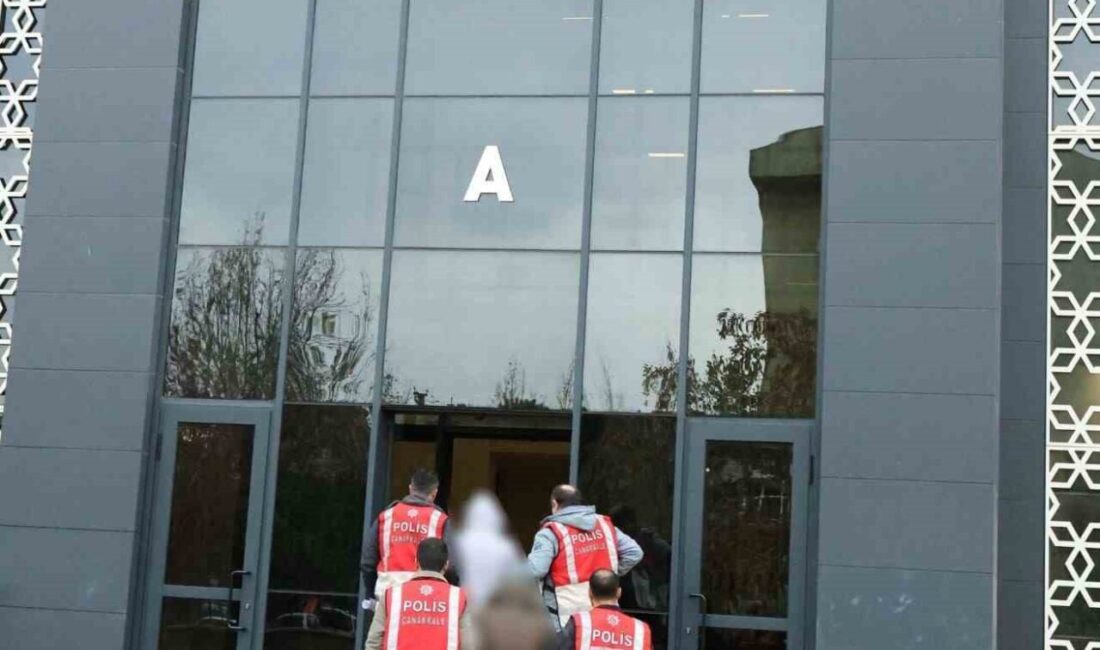 Çanakkale’de, kuyumcu çarşısında gerçekleşen bir soygun teşebbüsüne karışan 2 kişi,