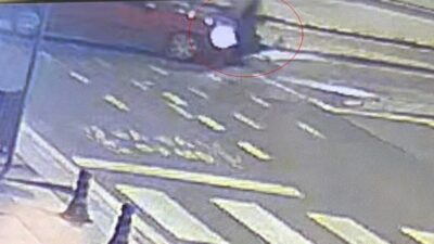 Çorlu ilçesinde, bir motosiklet sürücüsü çarpıştığı otomobilin üzerinden takla atarak