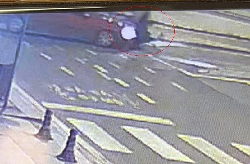 Çorlu ilçesinde, bir motosiklet sürücüsü çarpıştığı otomobilin üzerinden takla atarak